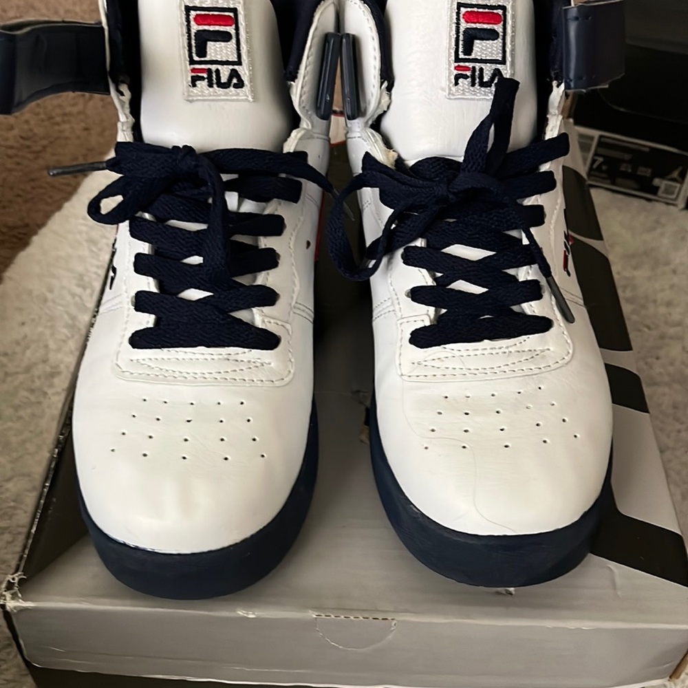 FILA VULC 13 MID PLUS Color: White/Blue/Red Size: 4Y